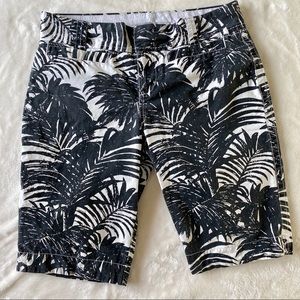 Old Navy Black and White Mid-Rise Cotton‎ Palm Tree Print Bermuda Shorts Size 6